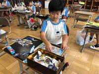 並べてボンドをつける児童の写真