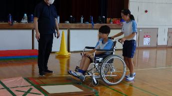 障害物の上を通ってみます