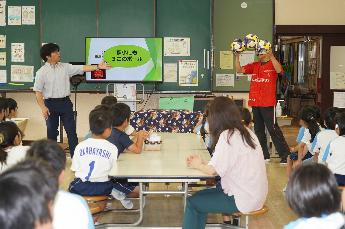 萩小学校に3個のサッカーボールをいただきました
