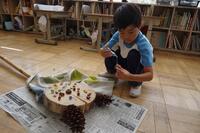 素材にたっぷりボンドをつけている児童の写真