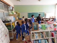 さわ丸を探す子どもたち