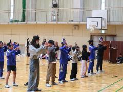 ダンスで6年生の凄さを伝える子どもたち