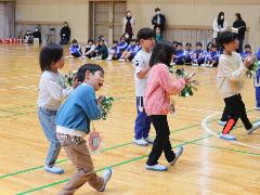 歌と踊りでありがとうの思いを伝える子どもたち
