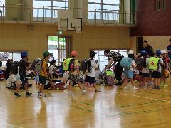 引き取り訓練に備えて体育館に集合する子どもたち