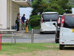 お迎えの車に乗り込む子ども