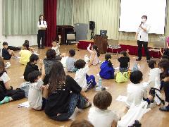 学校保健員会で歯の健康について学ぶ子どもたち