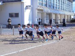 スタートを切る1年生の子どもたち
