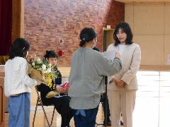 退任式感謝の言葉と花束贈呈