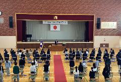 新入児童17名と新入児童の保護者、5・6年在校児童での入学式