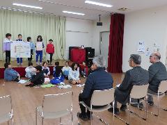 町内会長さんたちに自分たちのアイディアをプレゼンする子どもたち