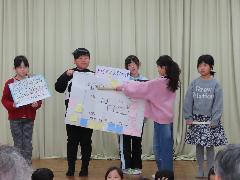 自分たちのアイディアを図に表して説明する子どもたち