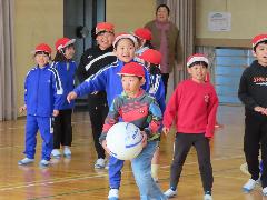 ドッジボールに取り組む子どもたち