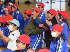 低学年子どもたちのプレーに声援を送る高学年の子どもたち