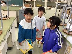 理科室を探検する子どもたち