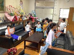 校長室を探検する子どもたち