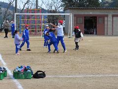 帽子取りに取り組む子どもたち