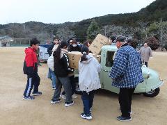 地域の方が持ってきてくださった段ボールを運ぶ子どもたち