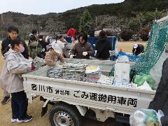 地域から回収した新聞紙等を運ぶ子どもたちとPTA会員