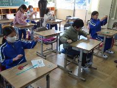 ミサンガ作りに挑戦する子どもたち