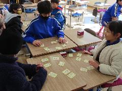 五色百人一首に取り組む子どもたち