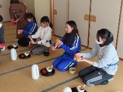 茶道に取り組む子どもたち