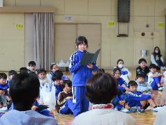 お世話になった方々に向けて、お礼の作文を発表する代表児童