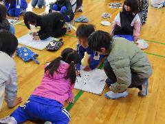 お絵描きゲームに挑戦する子どもたち