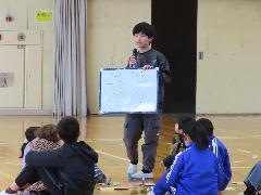 全校のみんなにエールを贈る6年生の子ども