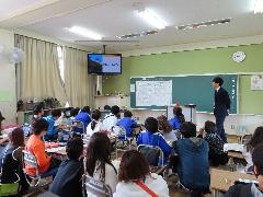 保護者の方と一緒に学びを深める子どもたち