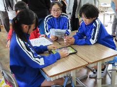小グループで意見交換をする子どもたち