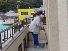 ベランダを掃除する6年生