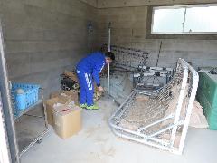 体育倉庫内を掃除する6年生