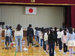 修了式に臨む子どもたち