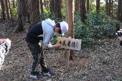 案内板にＱＲコードを貼り直す子ども