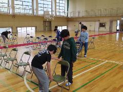 入学式に向けて体育館の準備を行う子どもたち