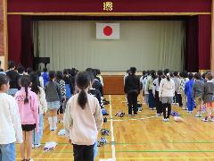 始業式に臨む子どもたち