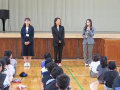新しく赴任された先生方のあいさつを聞く子どもたち