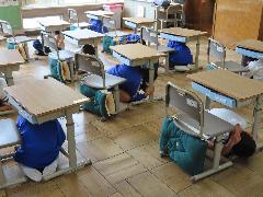 机の下にもぐって自分の身を守る子どもたち