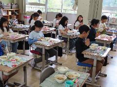 「いただきます」のあいさつをする子どもたち
