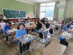 給食を美味しく食べる子どもたち