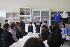 入学説明会で学校の様子を発表する1年生の子どもたち