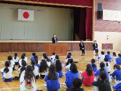 退任式で転任される先生からのお話を聞く子どもたち