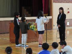 お世話になった先生へお礼の手紙と花束を渡す子どもたち