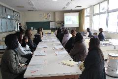 学校生活についての説明を聞く保護者の皆さん