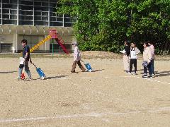 自転車教室のコースをつくる職員たち