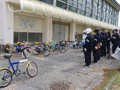 講師の方のお話を聞く子どもたち