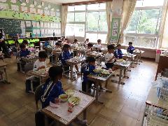 小学校での初めての給食を食べる子どもたち