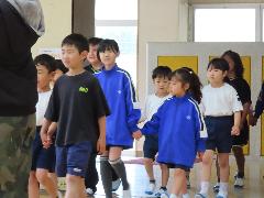 3年生にエスコートされて入場する1年生