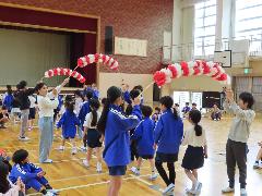 花アーチで1年生の入場を盛り上げる6年生