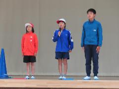 学校生活の一場面を紹介する5年生